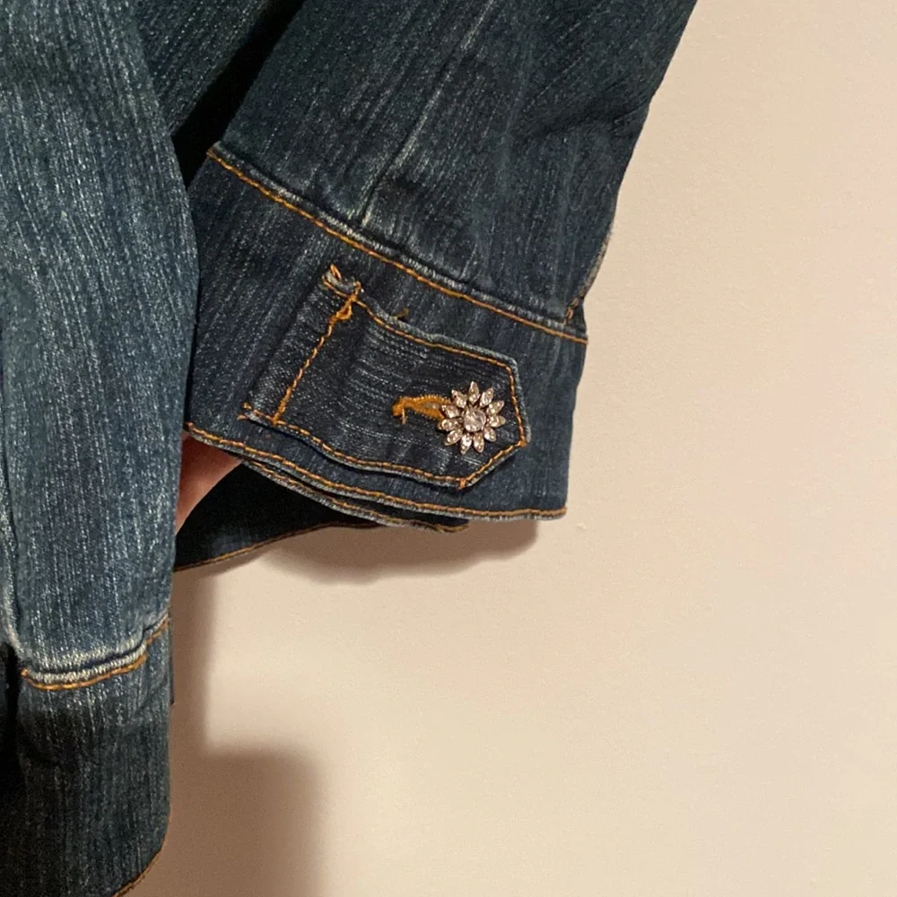 💙💎Levis jacket with bling ladies/youth/child. Pretty embellishments medium sz. - Picture 6 of 8
